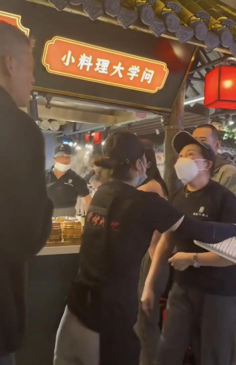 大连店铺老板道歉视频,大连涉事店员抖音道歉