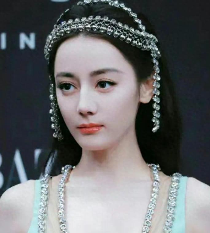 这位女明星穿性感衣服，把“诱惑”推到了极限