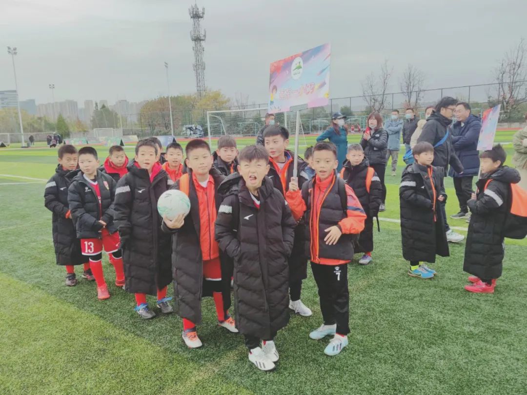 踢足球必须有哪些装备,为什么踢足球烧钱