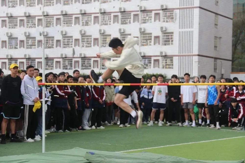 李中学子多矫健运动场上展英姿—李渡中学第四十届田径运动会纪实