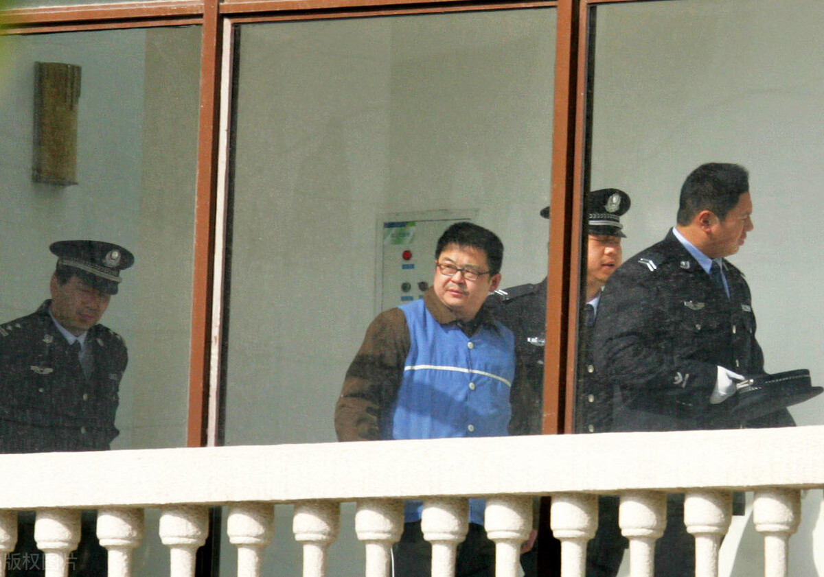 1200亿帝国一夜崩塌，第一代股市*家庄**唐万新如何走上不归路