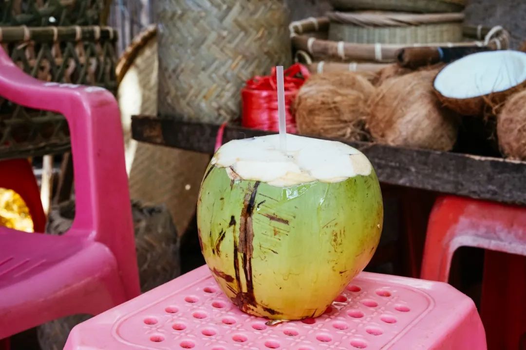 早餐烤乳猪，海鲜论盆卖？这座海岛小城舒坦得有点离谱了