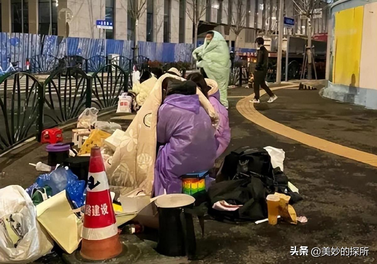 上万人上海深夜露宿街头,上万人深夜露宿街头