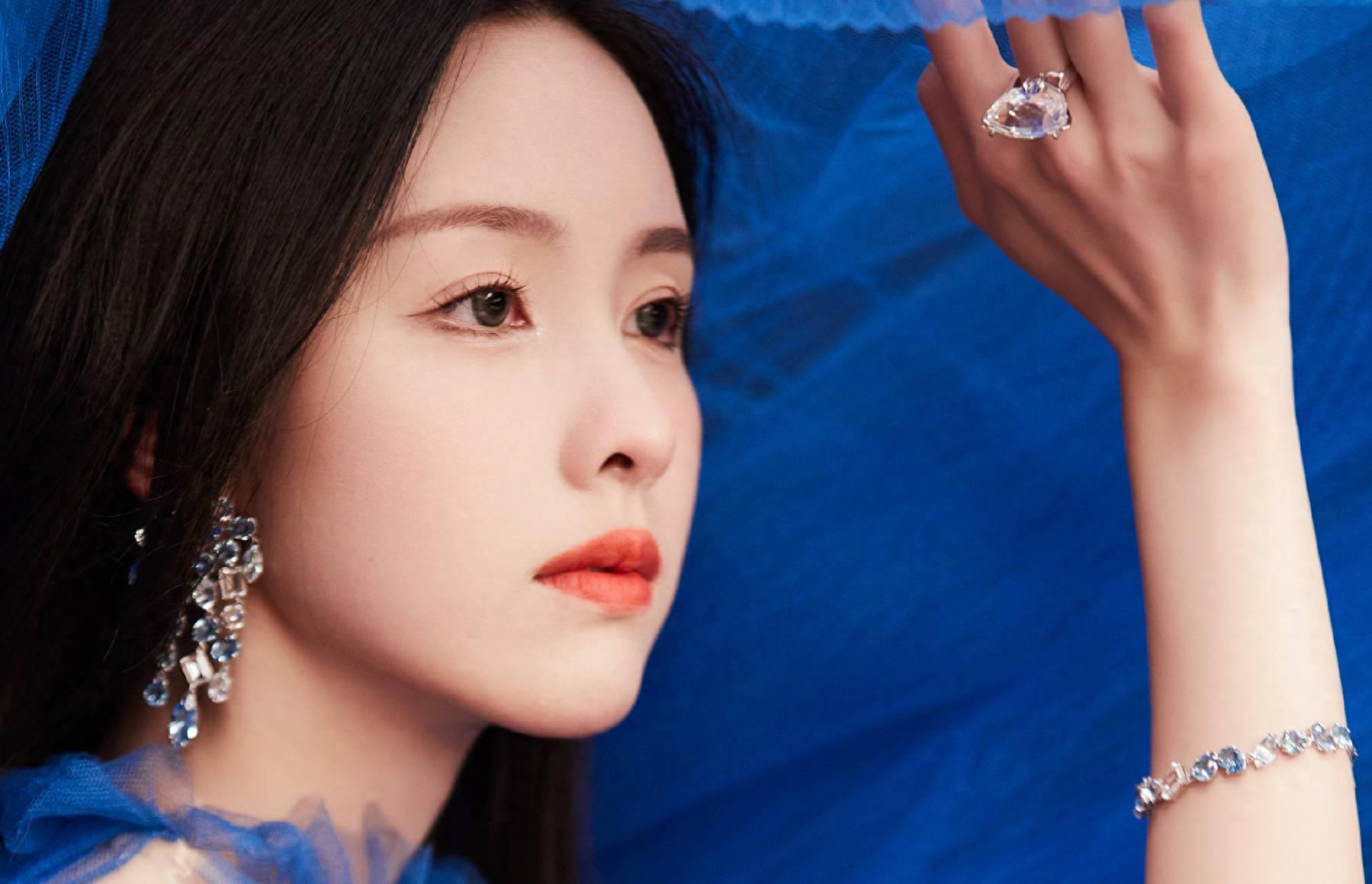 陈都灵蓝发人鱼公主,陈都灵红唇大波浪