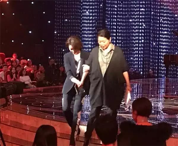 倪萍身残脚瘸永别舞台，臃肿不已