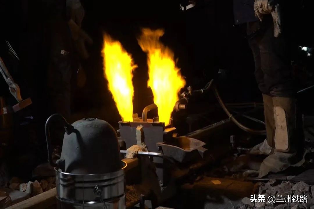 火车车轨怎么焊接,机械焊接铁轨