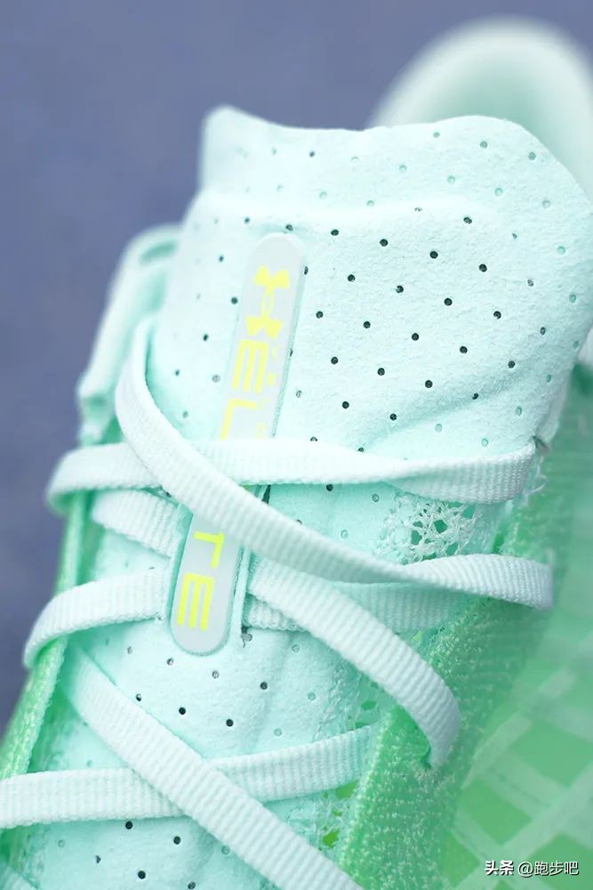 UAFLOWVelocitiElite：首款竞速碳板跑鞋的快速“出道”