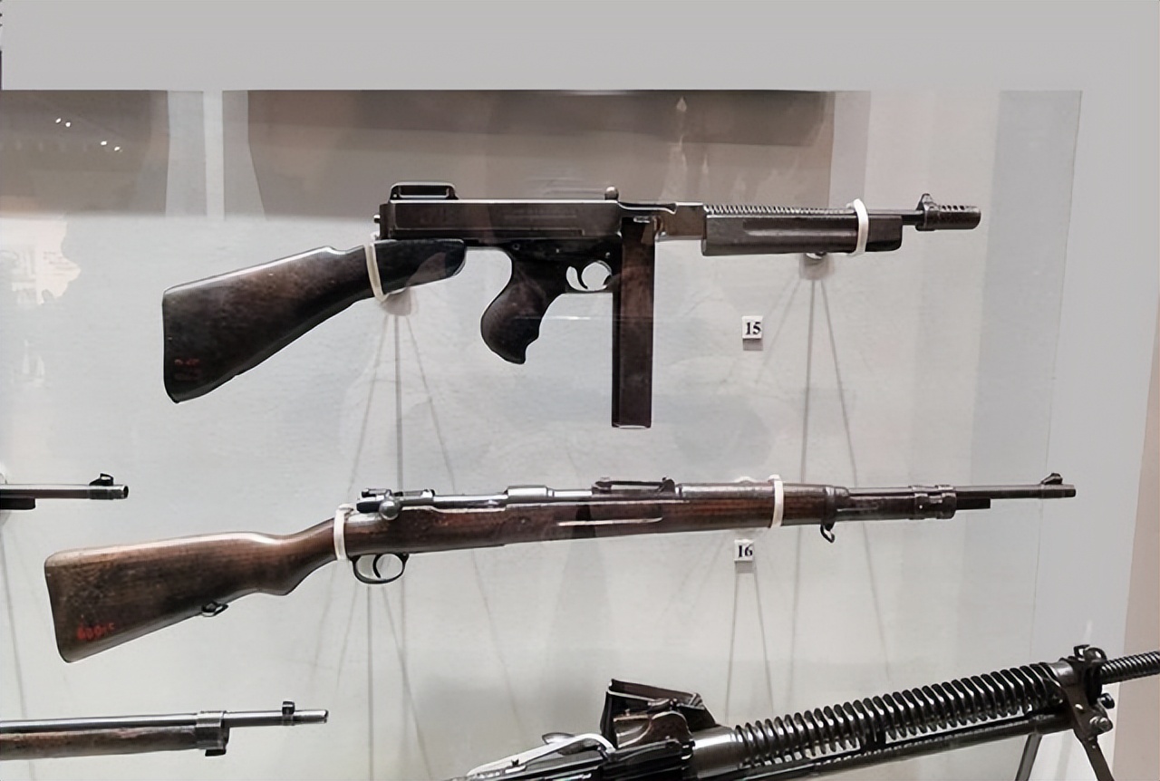 鬼子军官只用王八盒子？当然不是，其实枪套里另有乾坤