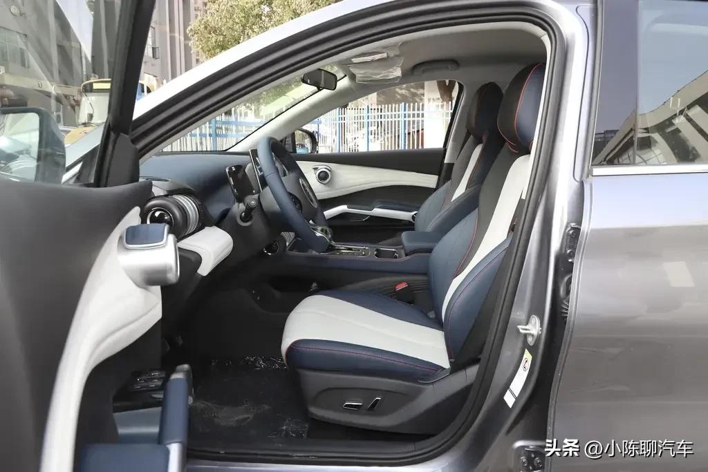 比亚迪元plus价格5.39-24.38万,比亚迪元plus510km旗舰版驾驶