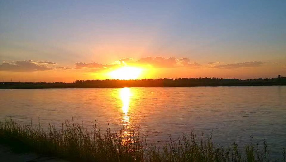 极简格子间，治愈办公焦虑