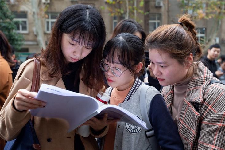 大学生毕业考公务员好还是就业好,没毕业的大学生可以报考公务员吗