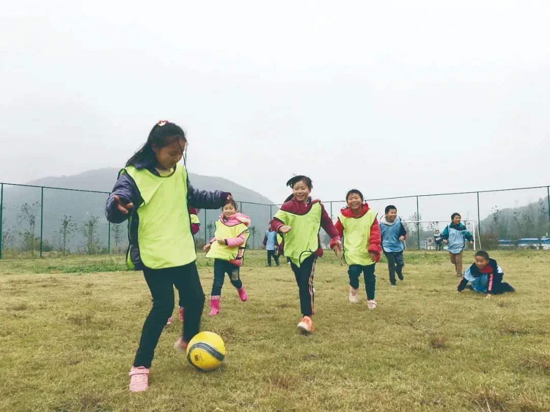 一条小黑狗像影子一样跟着我,这个村子