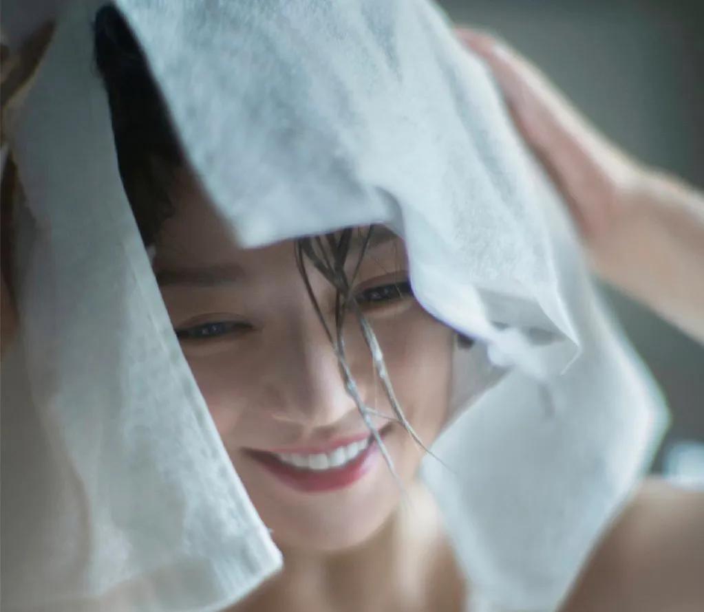 头发柔顺的洗发妙招,头发干枯毛躁变得柔顺光滑小妙招