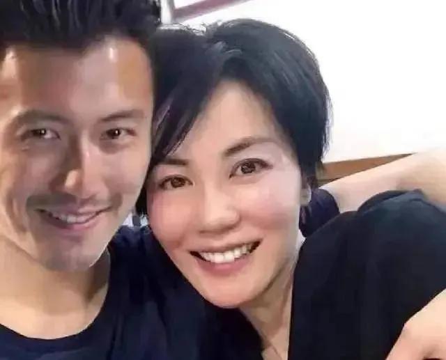 谢霆锋王菲在机场牵手互相踩影子,王菲与谢霆锋旷世奇恋视频