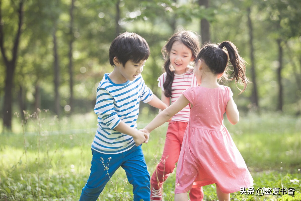 小朋友抢自己孩子的玩具怎么处理,2岁宝宝去玩别的小朋友玩具