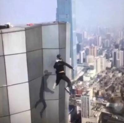 摩托飞车表演演职人员意外死亡，拿命演出都是为了这碎银几两