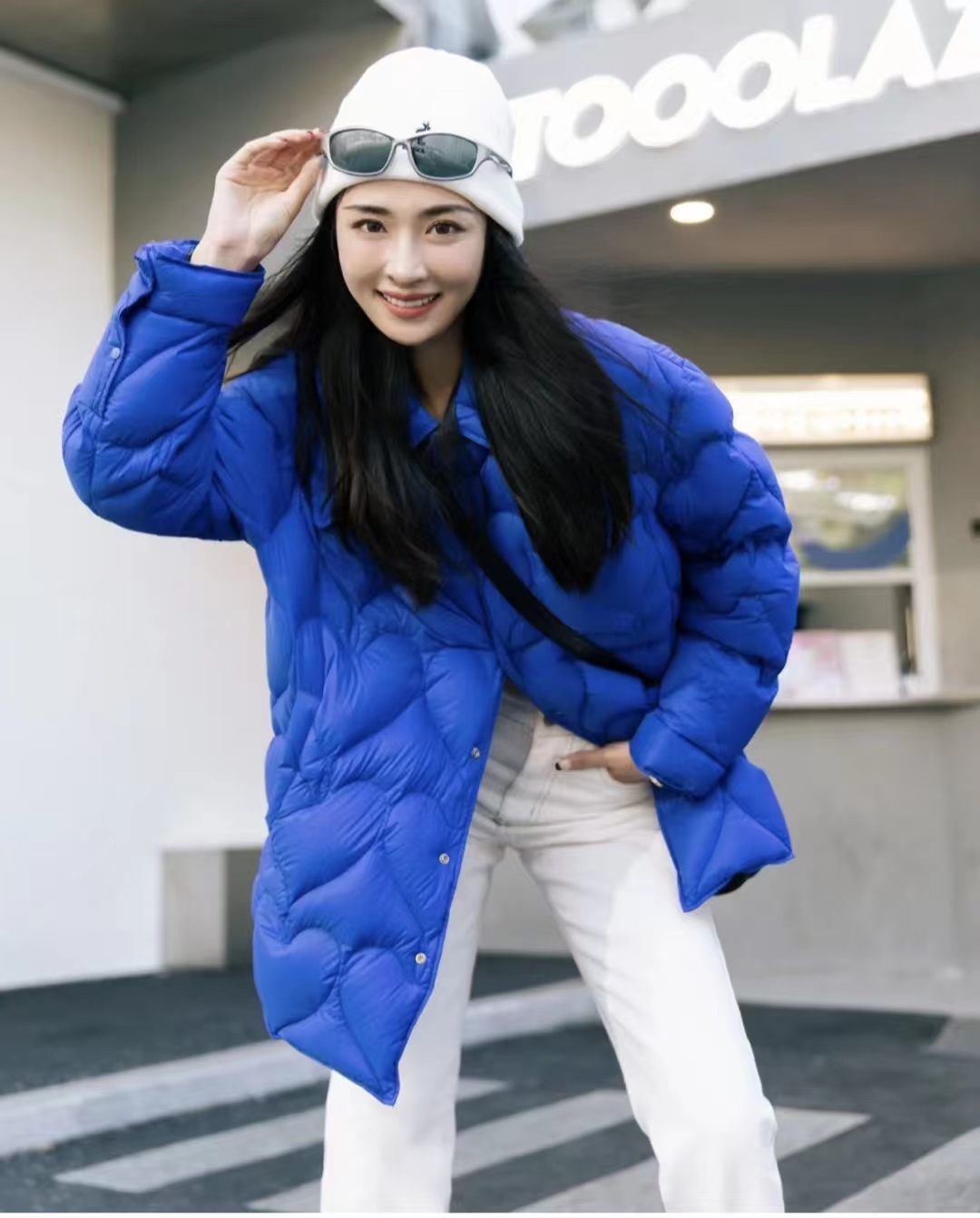 冬季穿什么颜色的羽绒服最百搭,流行的冬季羽绒服颜色搭配