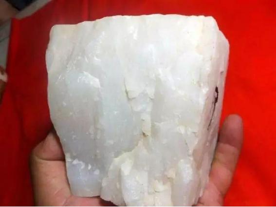 白玉是名玉吗,什么玉可以冒充白玉