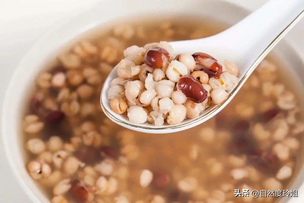 夏天手脚长小水泡很痒是什么原因,夏天长痒痒的水泡