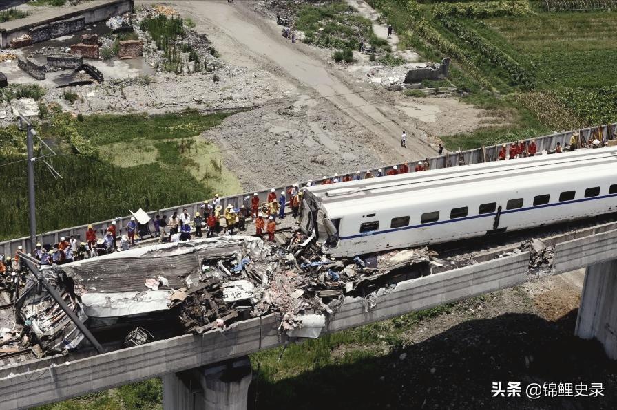 温州动车事故小伊伊被救过程,动车事故幸存女孩小伊伊