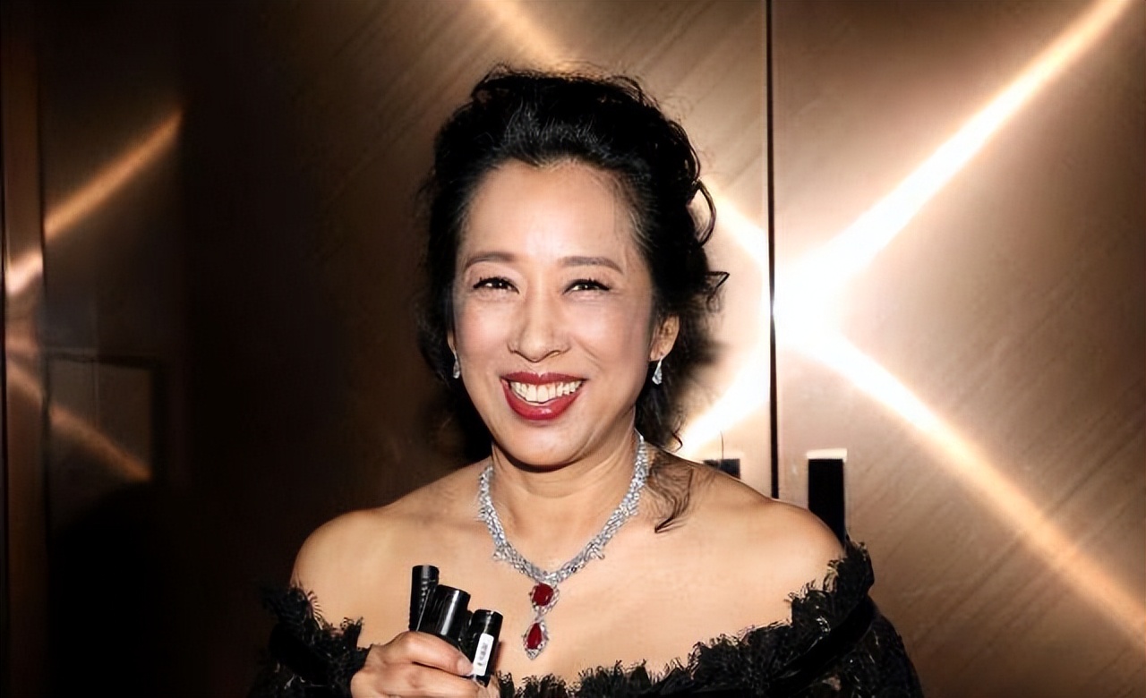 跳水皇后郭晶晶晒全家福,跳水女皇郭晶晶和豪门阔少