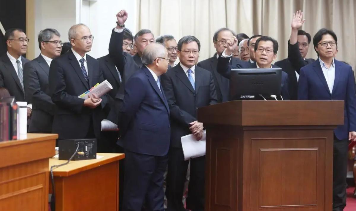 *进党民**九合一选战惨败，只是一个前戏，2024台政坛将有“大海啸”