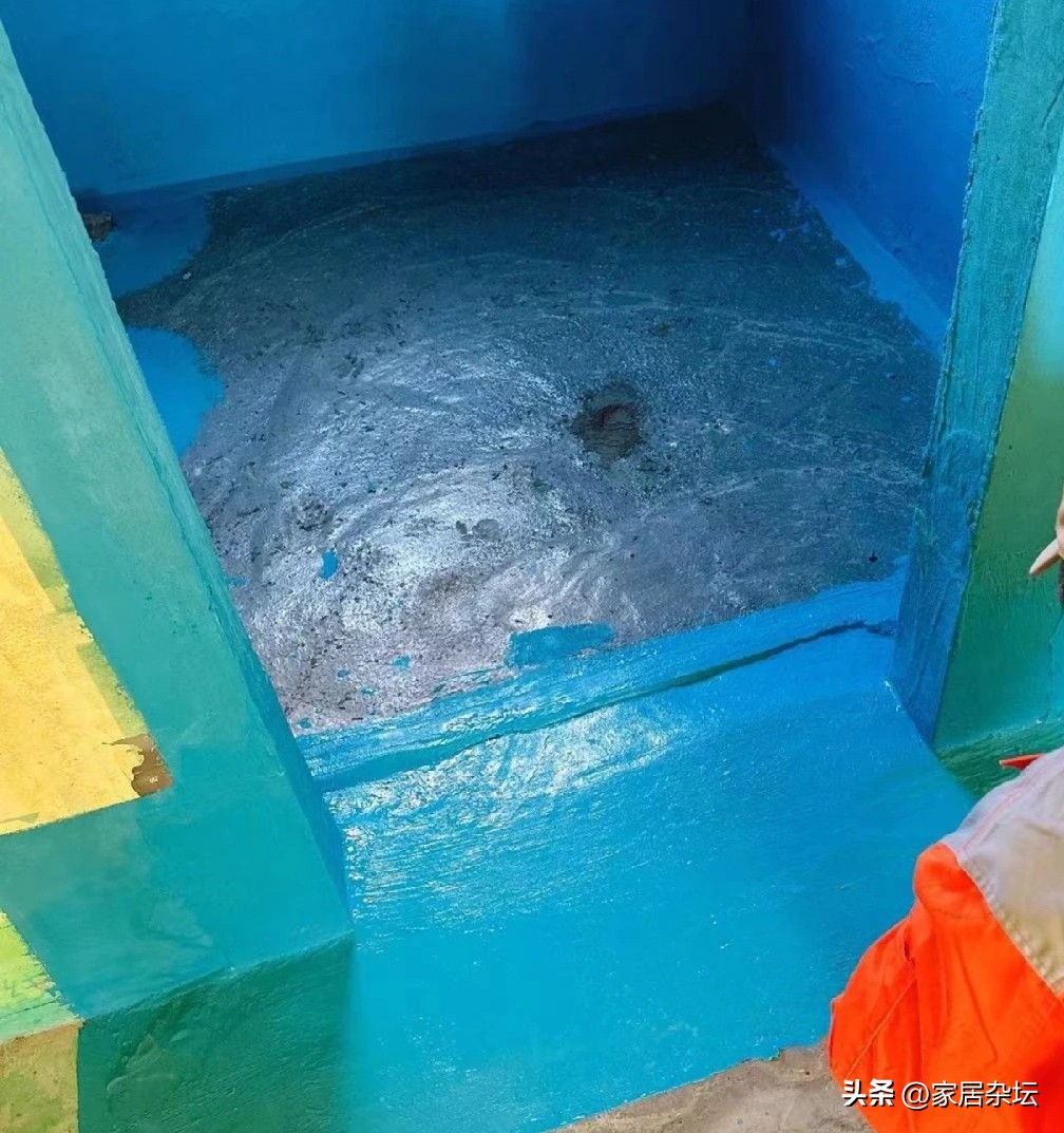 卫生间门口墙面返潮,刚装修不久卫生间门口返潮