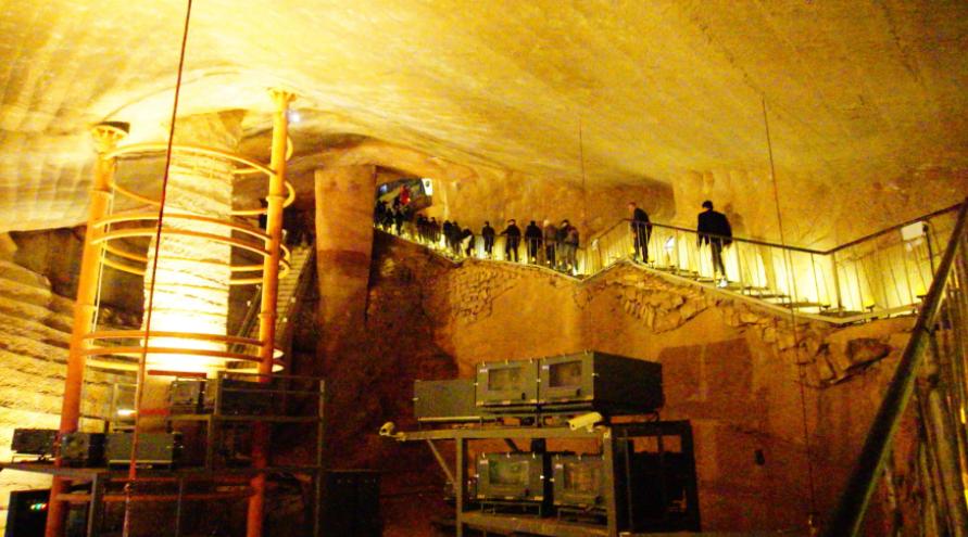 浙江水塘抽干发现宫殿,水潭被村民抽干后惊现千年宫殿