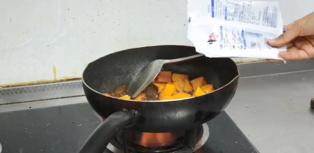 做菜的时候盐加多了应该怎么办,炒菜盐太咸了怎么补救