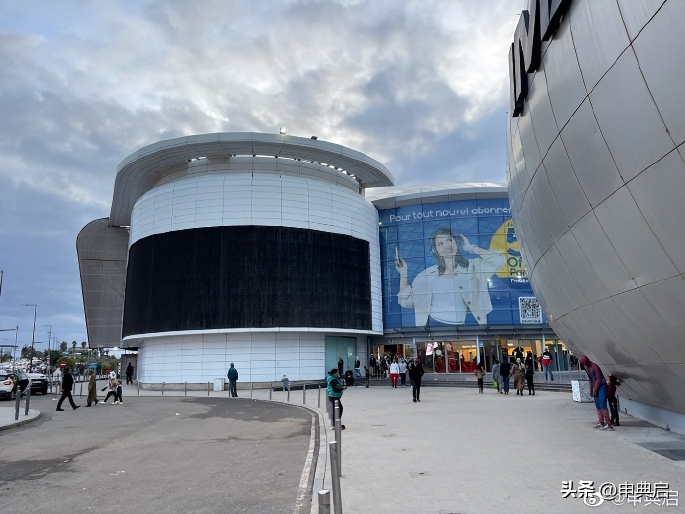 摩洛哥号称非洲最豪华的商场，也仅仅能与中国县城商场相比