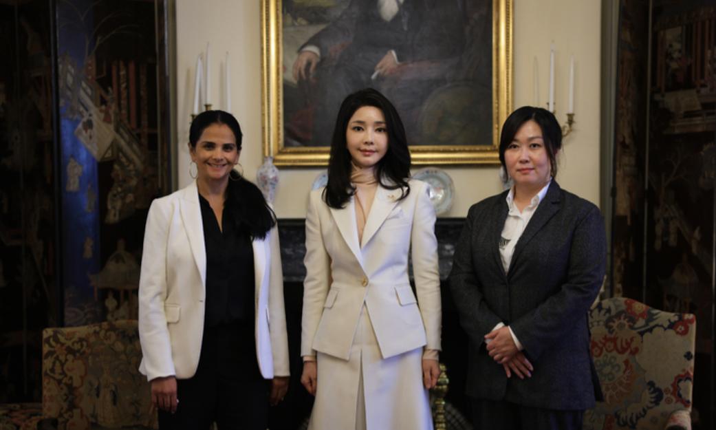 韩国夫人穿西服配半身裙,韩国总统夫人穿红色连衣裙