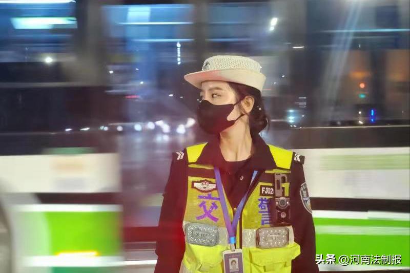 鲜花送巾帼奶茶配警花郑州市公安局交警四支队祝全体女同志妇女节快乐