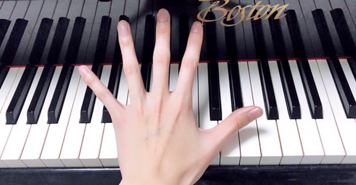 弹钢琴和弦手跨度不够如何解决,弹钢琴跨度大怎么准确落到音阶上