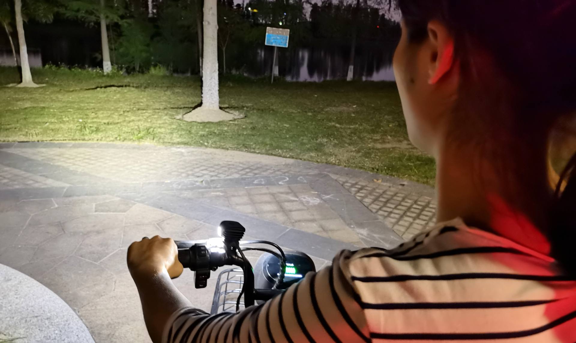 3000流明自行车夜骑灯,迈极炫rn3000与mj902s