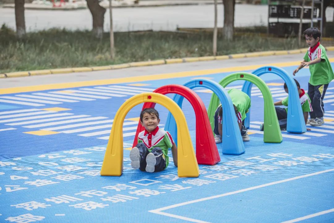 666座乡村儿童操场上的10万份快乐