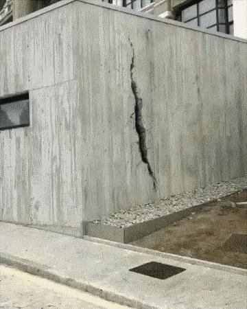 老师上课忘记关投影仪了,女老师上课期间忘记关投影仪