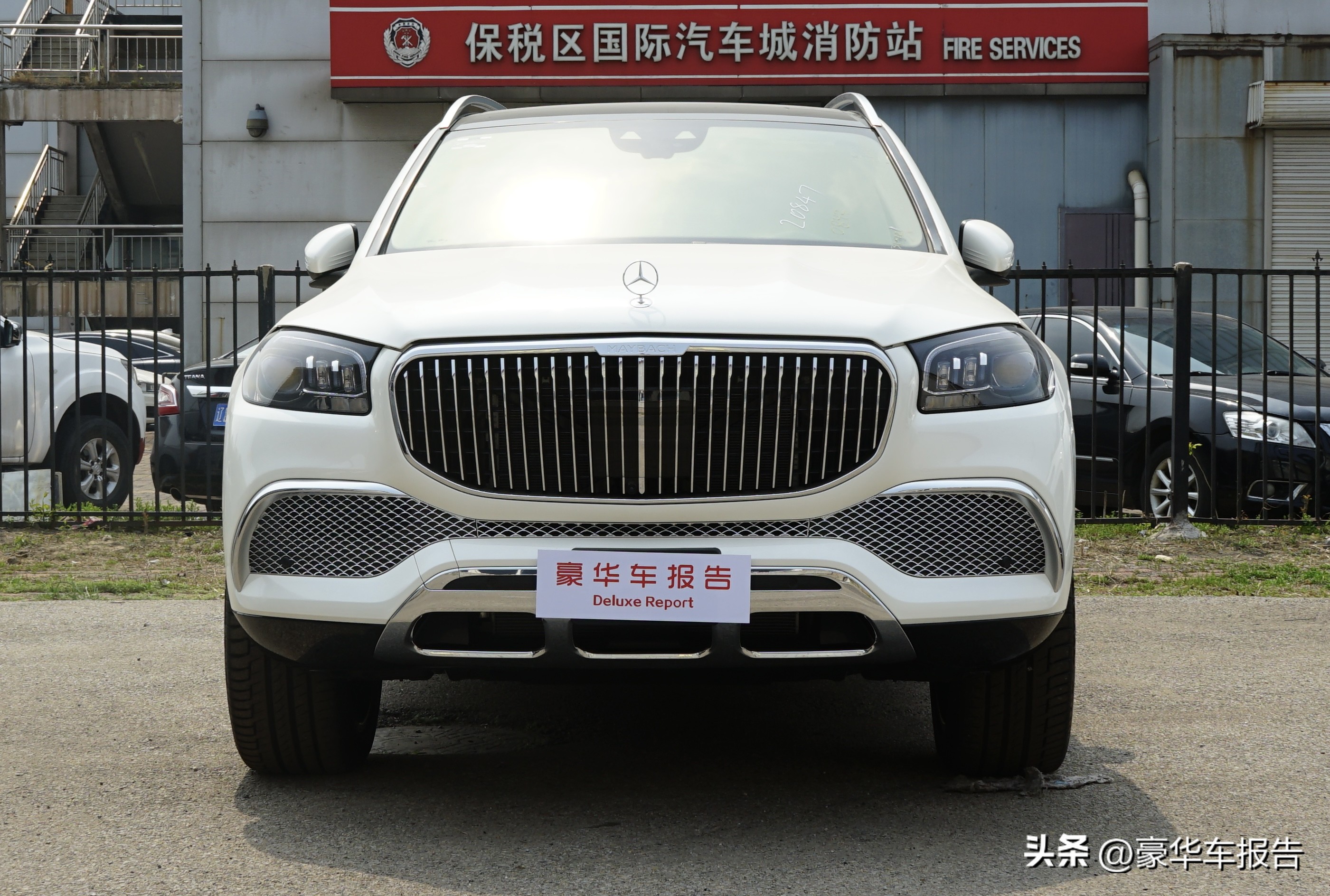 奔驰gls600迈巴赫2022款4座版,奔驰gls400跟迈巴赫的gls600不同