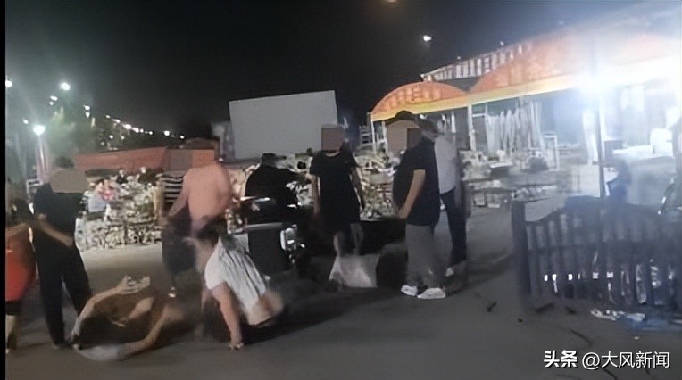 淄博一烧烤店2名男子殴打女店员,淄博警方辟谣烧烤摊打架