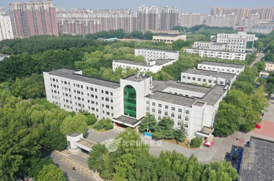 走进学校让心情愉悦,走进安静整洁的教室时我深感自豪