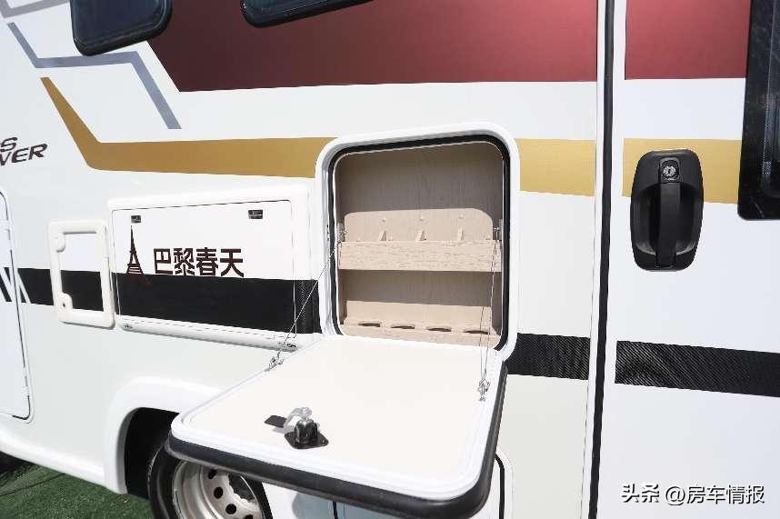 刚买的房车开回家后真的很喜欢,外观好看最舒适的房车