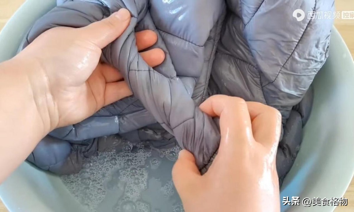 羽绒服脏了不用送干洗店教你一招,羽绒服不要干洗教你一个清洗绝招