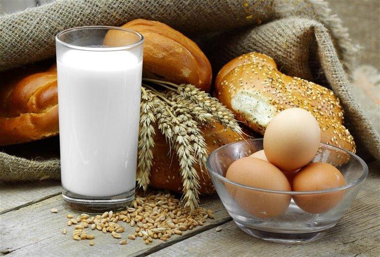 早餐空腹可以吃鸡蛋牛奶吗,早餐空腹可以吃鸡蛋喝牛奶吗