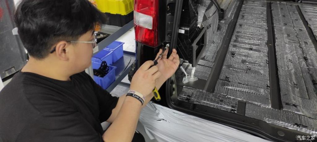 青岛奔驰商务威霆改装联系方式,威霆改装迈巴赫内饰