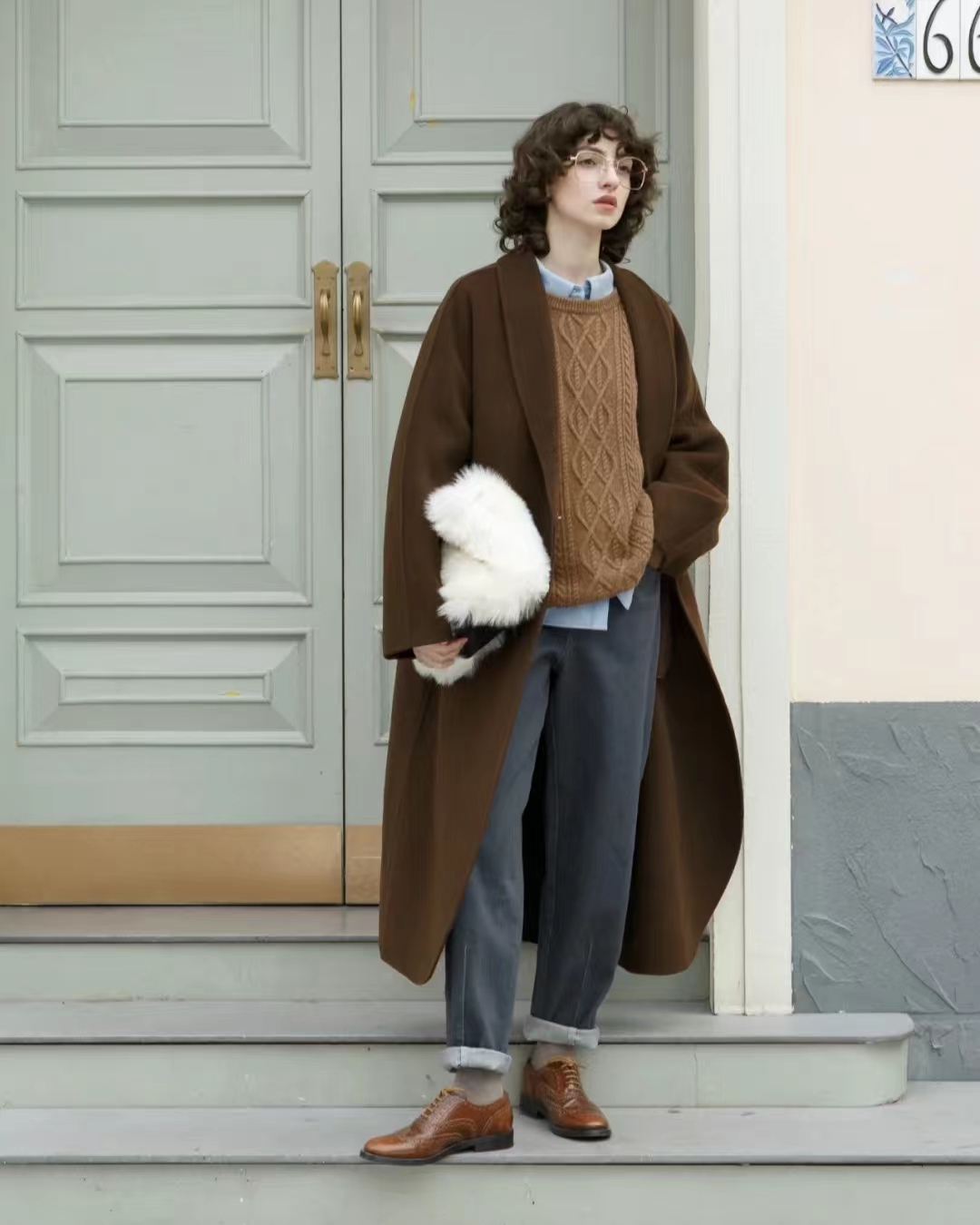 外套秋冬蓝色搭配什么颜色,秋冬比较显高级的颜色搭配