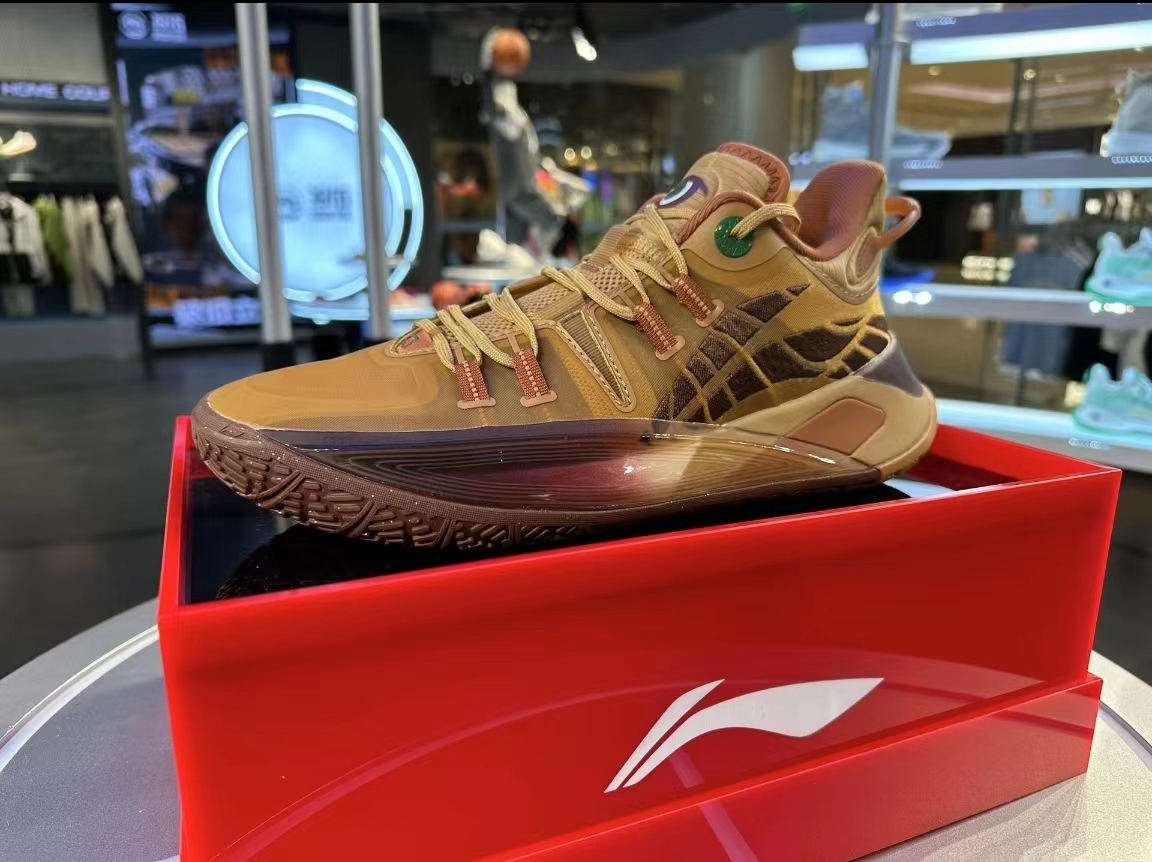 配色更新开始提速!李宁CJ2“里海大学”配色线下店抢先发售