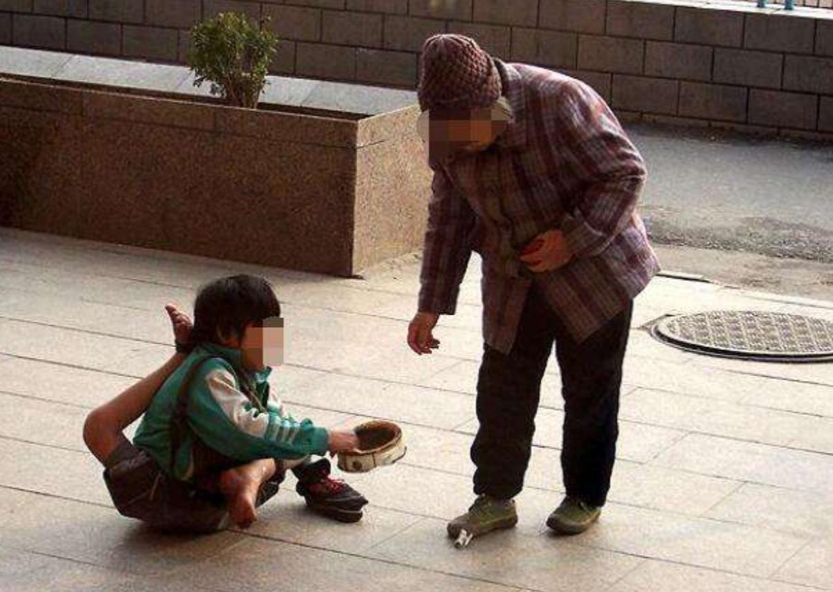 河南侏儒女孩靠短视频吸粉600万，嫁1米8丈夫后遭抛弃，如今怎样