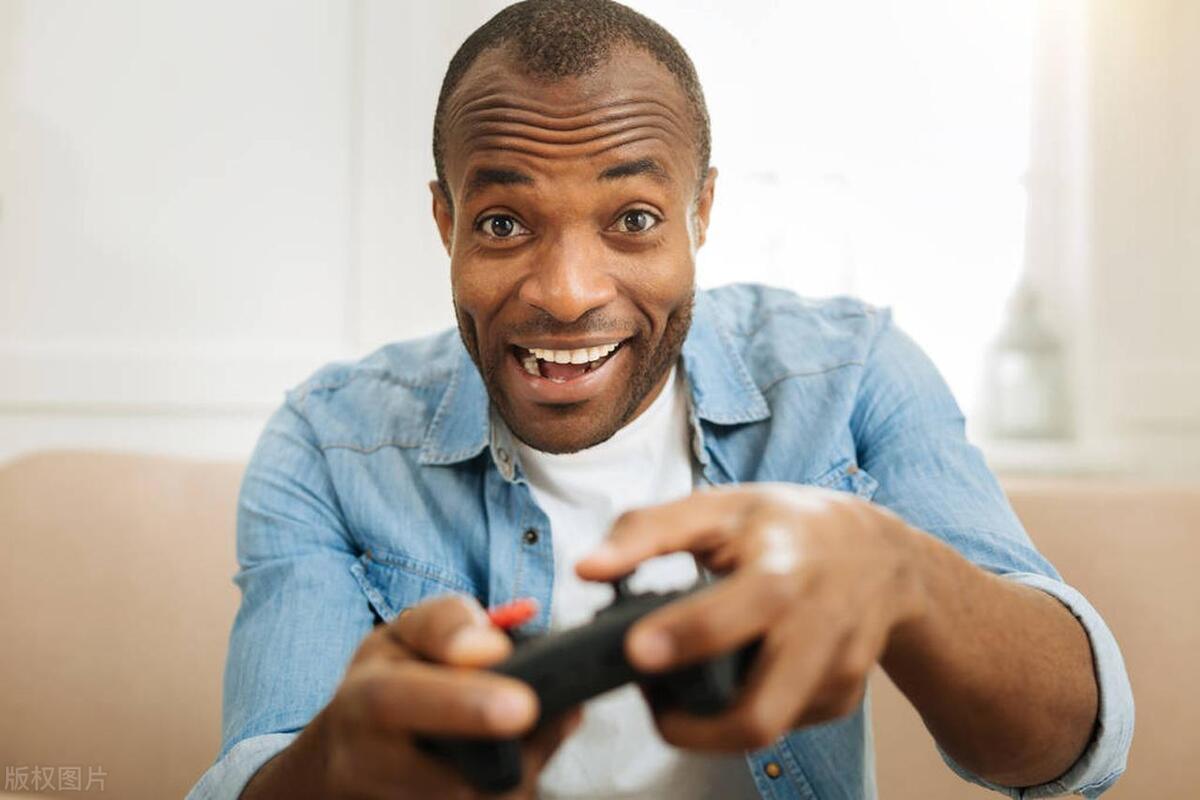 36岁儿子还没结婚，父母每个月给他五千，现在一家人过得很幸福