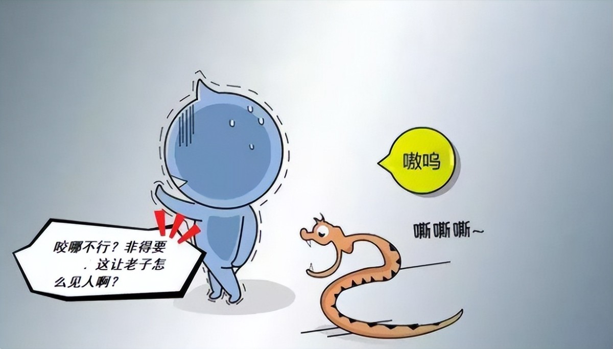 蛇从马桶里面爬出来咬伤人,女子被蛇咬到手上有蛇纹