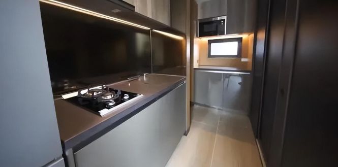 香港1女子因住15平米“豪华住宅”火了，网友：还没我家车库大