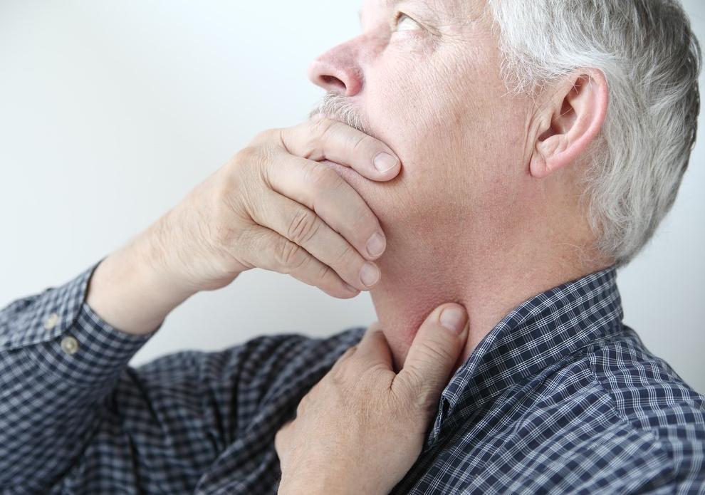 耳朵总是油得很还痒但掏不出东西,耳朵总痒却掏不出东西是咋回事